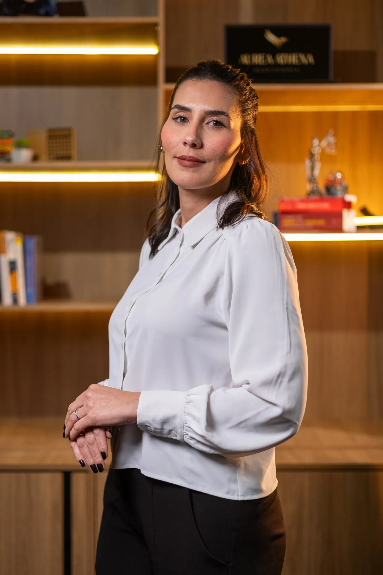 Especialista da Aurea Athena Assessoria no escritório, pronta para orientar trabalhadores acidentados
