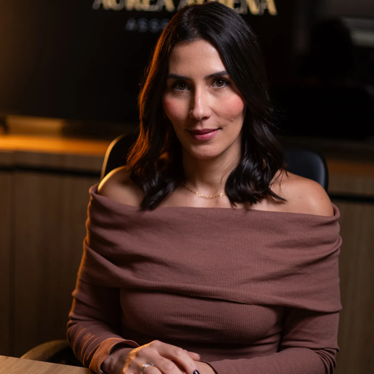 Especialista da Aurea Athena Assessoria orientando trabalhador acidentado